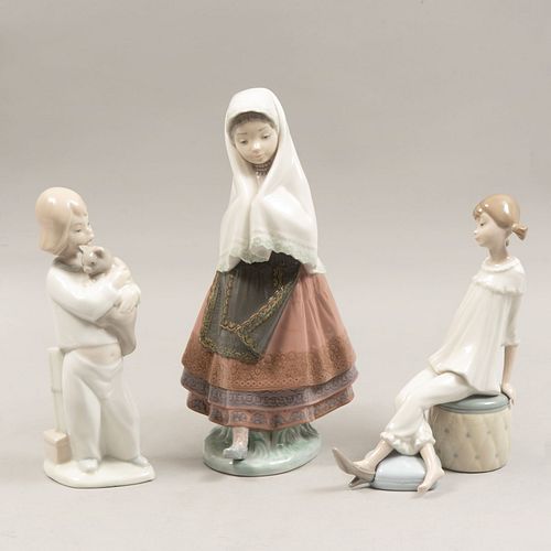 Lote de 3 figuras decorativas. España 1979 En porcelana, 2 Lladró Acabado brillante. Consta de: sevillana, niño con gato y niña sentada