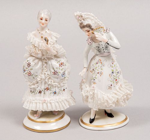 Lote de 2 figuras decorativas de damas. Siglo XX. Elaborados porcelana. Sellados. Consta de: sevillana y cortesana.
