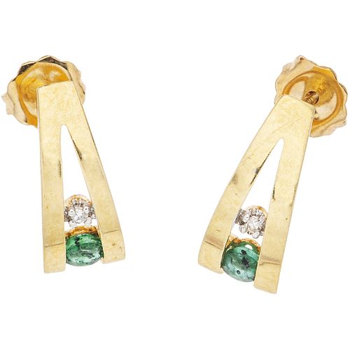 PAIR OF EARRINGS WITH EMERALDS AND DIAMONDS IN 14K YELLOW GOLD 2 Round cut emeralds~0.18ct, 2 8x8 cut diamonds ~0.02ct