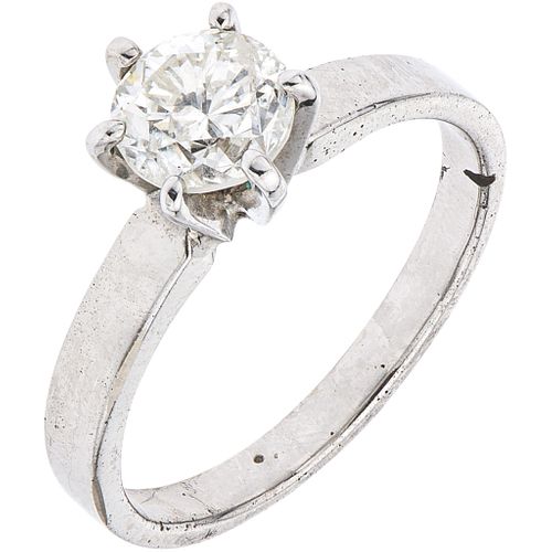 RING WITH SOLITAIRE DIAMOND IN 10K WHITE GOLD 1 Brilliant cut diamond ~0.80 ct Clarity: I2-I3. Size: 6 ½