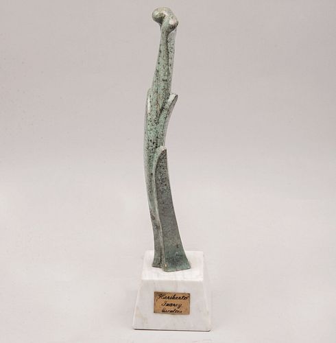 Heriberto Juarez. Sin título. Firmado. Fundición en bronce con base trapezoidal de mármol. 30 x 3 x 4.5 cm.