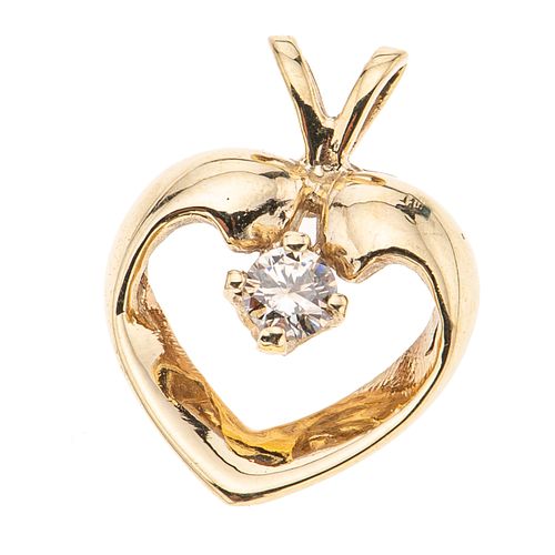 Pendiente con diamante en oro amarillo de 10k. Diseño corazón. 1 diamante de 0.15ct. Peso: 1.6 g.