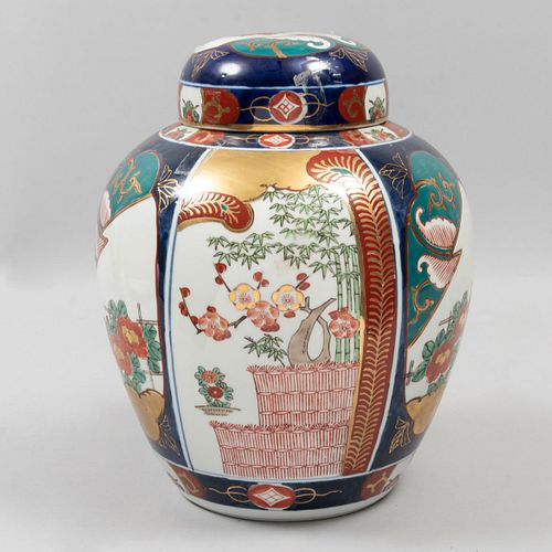 Tibor. China. SXX En porcelana Goldimari. Decorado con elementos florales, vegetales, geométricos y esmalte dorado. 32 cm altura