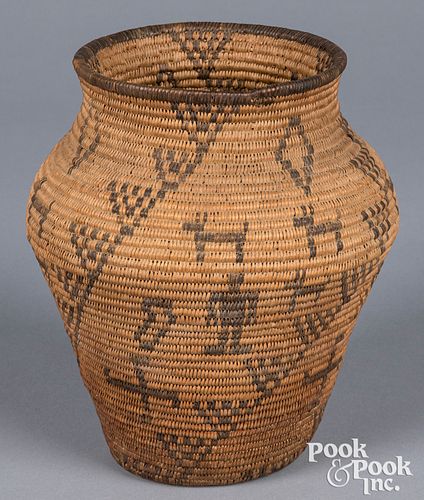Apache Indian olla-form basket