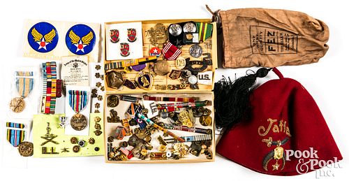 Group of US items, to include insignias, medals