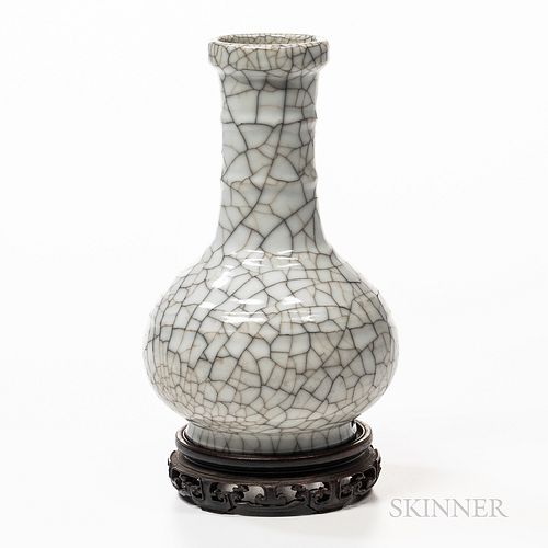 Guan-type Crackle-glazed Vase