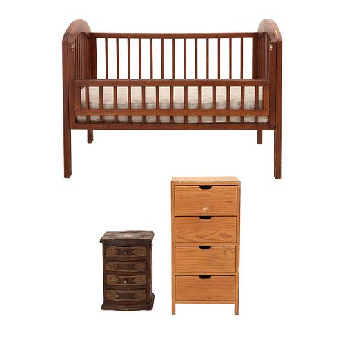 Lote de 3 muebles. Siglo XX. Elaborados en madera. Consta de: Cuna, Cajonera y Buró.