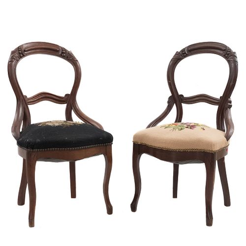 Lote de 2 sillas. Siglo XX. Estilo francés. Estructura de madera. Con respaldos abiertos y asientos en tapicería tipo petit point.