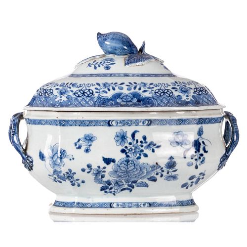 A CHINESE BLUE AND WHITE ‘FLORAL’TUREEN 