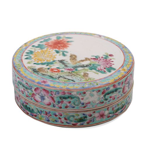 A CHINESE FAMILLE-ROSE ‘FLORAL’BOX AND COVER