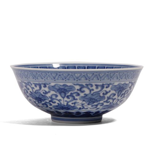 A BLUE AND WHITE ‘FLORAL’ BOWL