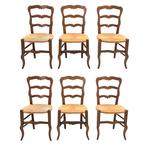Lote de 6 sillas.  Francia.  Siglo XX.  Estilo Luis XV.  En talla de madera de roble.  Con respaldos escalonados.