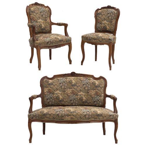 Sala. Siglo XX. Estilo Luis XV. Elaborada en madera de nogal. Consta de: Sofá de 3 plazas, silla y sillon.