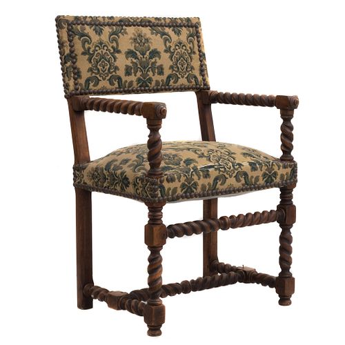 Sillón.  Francia.  Siglo XX.  En talla de madera de roble.  Con respaldo semiabierto y asiento en tapicería, fustes compuestos.