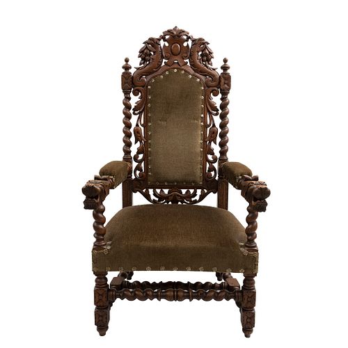 Sillón. Francia. Siglo XX. En talla de madera de roble.  Con respaldo semiabierto y asiento en tapicería color marrón.
