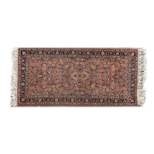 Tapete de pie de cama. Turquía. Siglo XX. Estilo Tabriz. Anudado a mano en fibras de lana y algodón. 60 x 124 cm