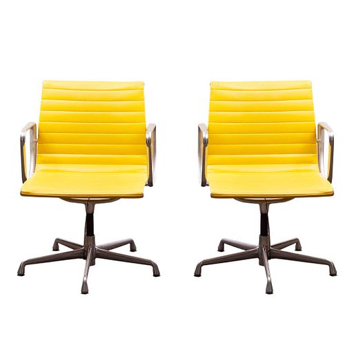 Charles y Ray Eames y Herman Miller.<R>E.U.A., años 90.<R>Par de sillones "Aluminum Group".<R>Estructura de aluminio con soft pad en naugahyde color a