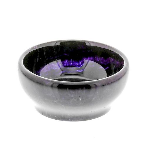 A Blue John bowl.  The ogee-sided body of deep amethyst hue, with veining visible under light, incis
