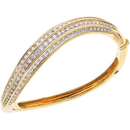 BRACELET WITH DIAMONDS IN 18K YELLOW GOLD with 124 brilliant cut diamonds ~3.0 ct. Weight: 33.5 g. Length: 6.6" (16.8 cm)