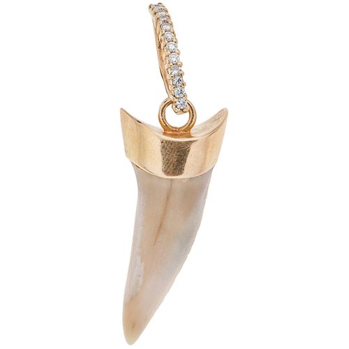 PENDANT WITH BONE AND DIAMONDS IN 18K YELLOW GOLD with 12 brilliant cut diamonds ~0.18 ct. Weight: 3.1 g