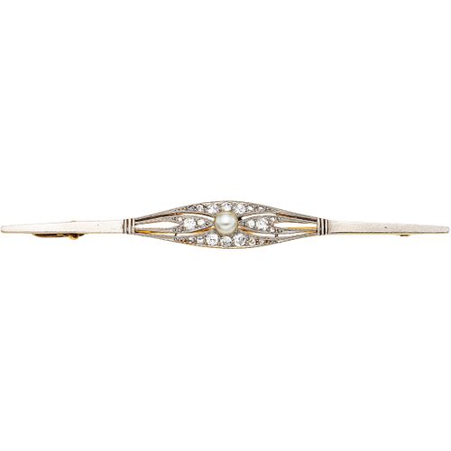 BROOCH WITH CUTLURED PEARL AND DIAMONDS IN 18K WHITE AND YELLOW GOLD 1 cream colored pearl and 22 diamonds, different cuts