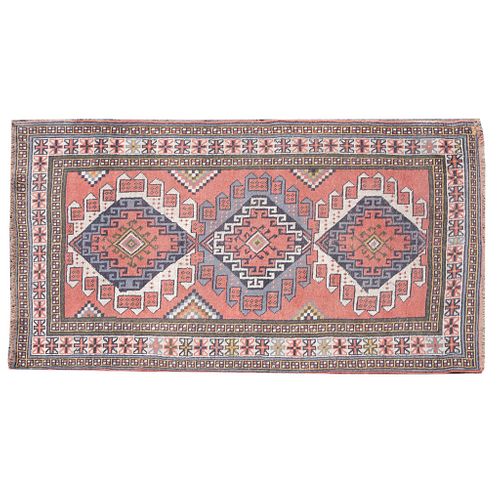 Tapete. Siglo XX. Estilo turcomano tribal. Anudado a mano en fibras de lana y algodón. Decorado con motivos geométricos.