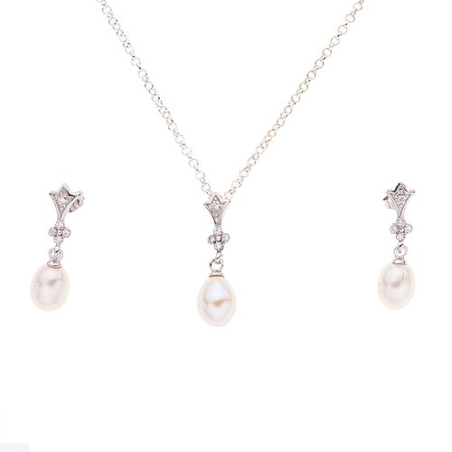 Collar y par de broqueles con perlas en plata .925. 3 perlas cultivadas color blanco de 7 mm. Peso: 8.6 g.