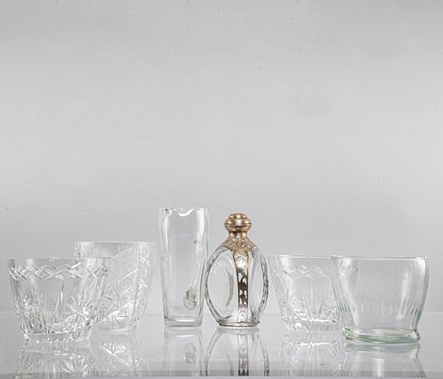 Lote de 6 piezas. SXX. Diferentes diseños. Elaborados en cristal y vidrio. Consta de: licorera, jarra y 4 hieleras. Uno marca Haigs.