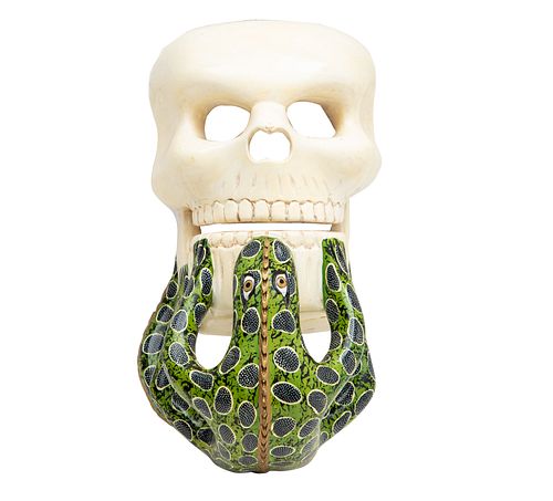 Máscara de cráneo con iguana. México. Siglo XX. Elaborado en madera policromada con esmalte dorado.