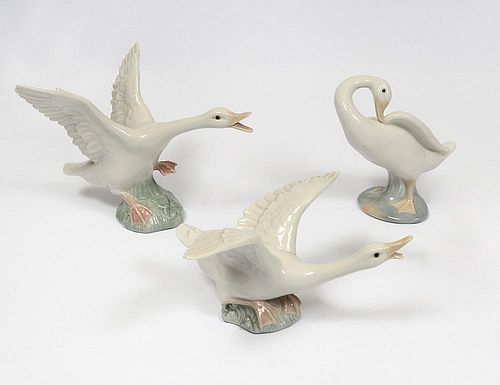 GROUP OF THREE LLADRO PORCELAIN GEESE