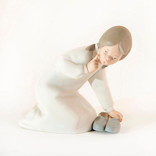 Little Girl w/Slippers 1014523 - Lladro Porcelain Figure