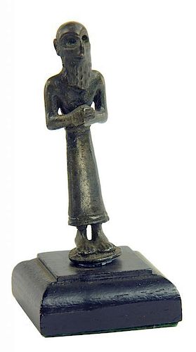 A SUMERIAN SILVER 'WORSHIPER' TYPE MINIATURE STATUETTE OF A PRIEST OR DIGNITARY, 2300-2000 BC  6.5cm