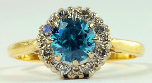 AN AQUAMARINE AND DIAMOND CLUSTER RING IN GOLD, MARKED 18CT PLAT, 3.7G