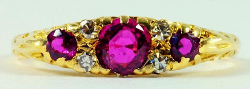 A RUBY AND DIAMOND RING IN GOLD, 3G