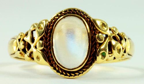 A MOONSTONE RING IN GOLD WITH PIERCED SHOULDERS, 2.3G