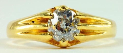 A DIAMOND GENTLEMAN'S RING WITH AN OLD CUT CUSHION SHAPED DIAMOND IN GOLD, 5.8G