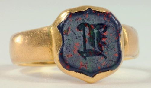 A VICTORIAN 18CT GOLD SIGNET RING WITH BLOODSTONE INTAGLIO, 2.8G