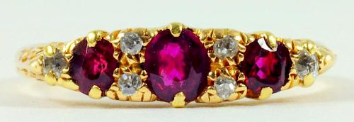 A RUBY AND DIAMOND RING IN GOLD, MARKED 18CT, 4G