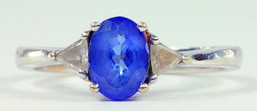A TANZANITE AND DIAMOND RING WITH TRIANGULAR DIAMONDS TO THE SHOULDERS IN 18CT WHITE GOLD, 3.1G