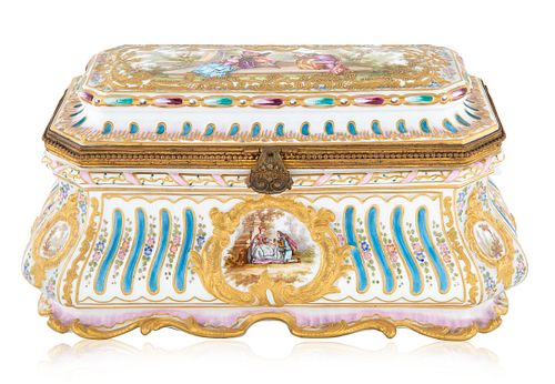 A FRENCH PORCELAIN JEWELRY BOX, CHOISY-LE-ROY, FRANCE, CIRCA 1786-1886 