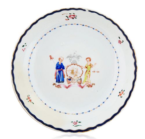 A CHINESE EXPORT ARMORIAL PORCELAIN DISH, LATE 18TH CENTURY 
