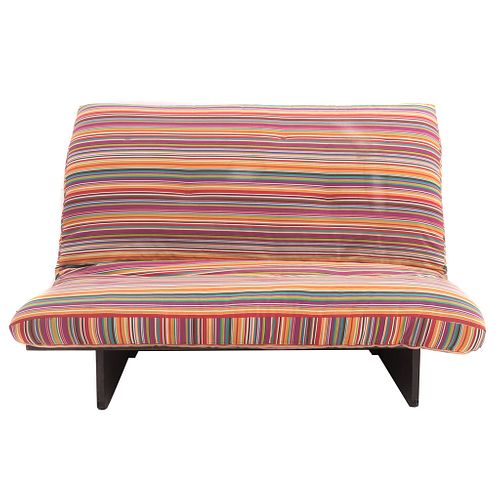 Sofá - camastro. Siglo XX. Estructura de madera. Con respaldo y asiento acojinado en tapicería rayada multicolor.