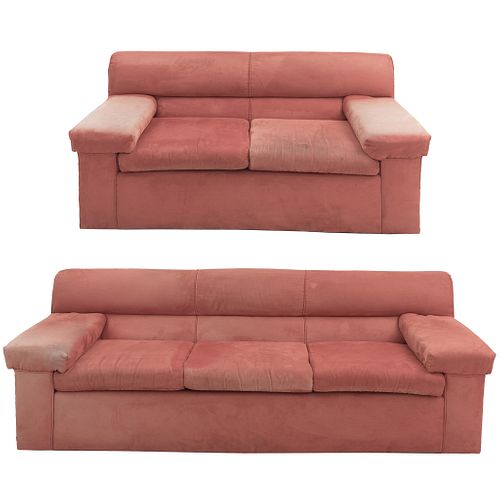 Sala. Siglo XX. Estructuras de madera, en tapicería color naranja. Consta de: Love seat y sofá de 3 plazas. Piezas: 2