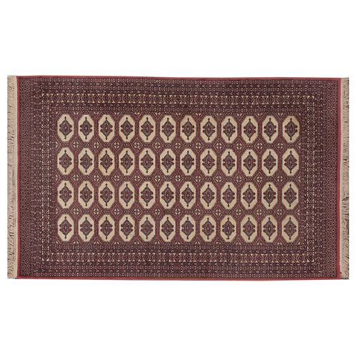 Tapete. Siglo XX. Estilo turcomano. Elaborado en fibras de lana. Marca Karastan. Decorado con motivos geométricos.