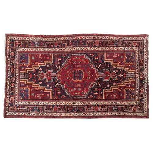 Tapete. Persia, siglo XX. Anudado a mano en fibras de lana y algodón. Decorado con elementos vegetales, florales, geométricos.