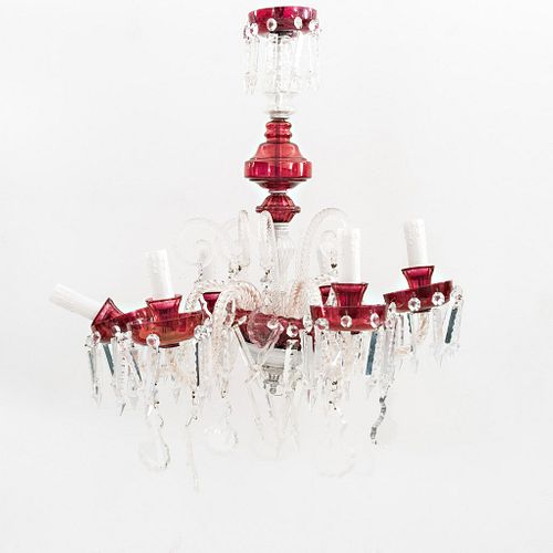 Candil. Siglo XX. Elaborado en cristal transparente y color rojo. Para 6 luces. Con arandelas circulares, brazos en "S"