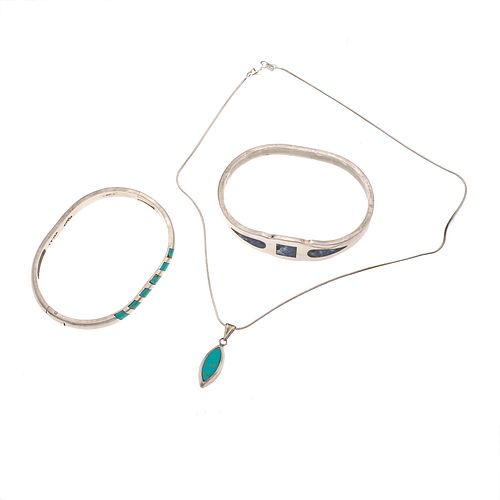 Dos brazaletes, collar y pendiente con turquesas y lapislázuli en plata .925. Peso: 69.5 g.