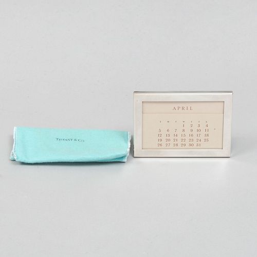 Calendario de la firma Tiffany & Co.   Italia, siglo XXI.   En metal plateado. Sellado.   Tarjetas para meses y tarjetas...