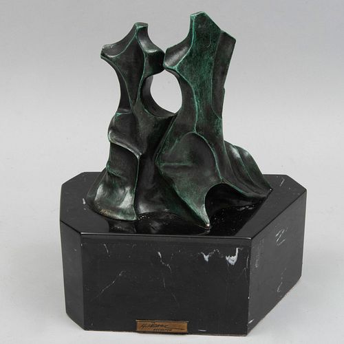 M.MICHEL. Abstracción. Firmada. Fundición en bronce patinado. Con base de mármol negro jaspeado. 33 cm altura (con base)