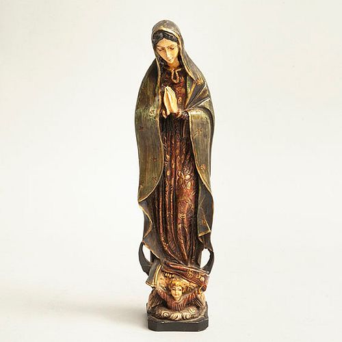 Virgen de Guadalupe. Siglo XX. Elaborada en pasta moldeada y policromada. Decorada con esmalte dorado. 33 cm altura